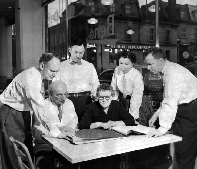 Bens Kravitz, son épouse et leurs enfants dans le restaurant en 1952
